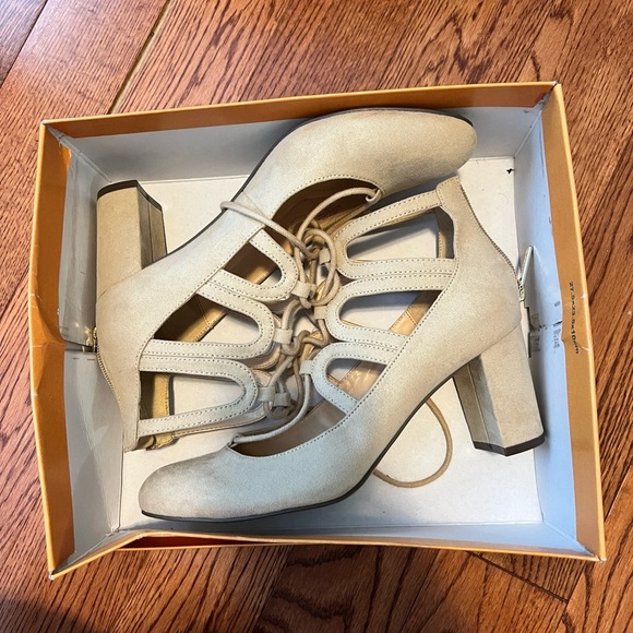 Brand New Unisa Uncalete Light Natural Fabric Chunky Heel Shoe Sz 7.5 - Picture 2 of 3